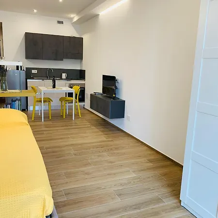 Domus13-with Private Parking شقة *